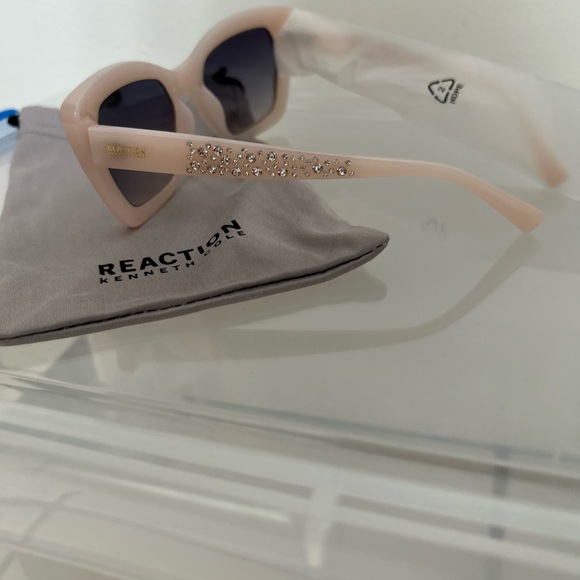 Kenneth Cole
Reaction Luna Crystal Cat-Eye
Pink Sunglasses NWT - Picture 2 of 8